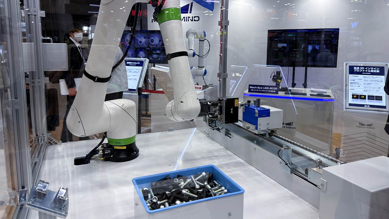 General-Purpose "Eye + Brain" for Robots: Mixed-Bolt Picking with Synchronized Inline Assembly