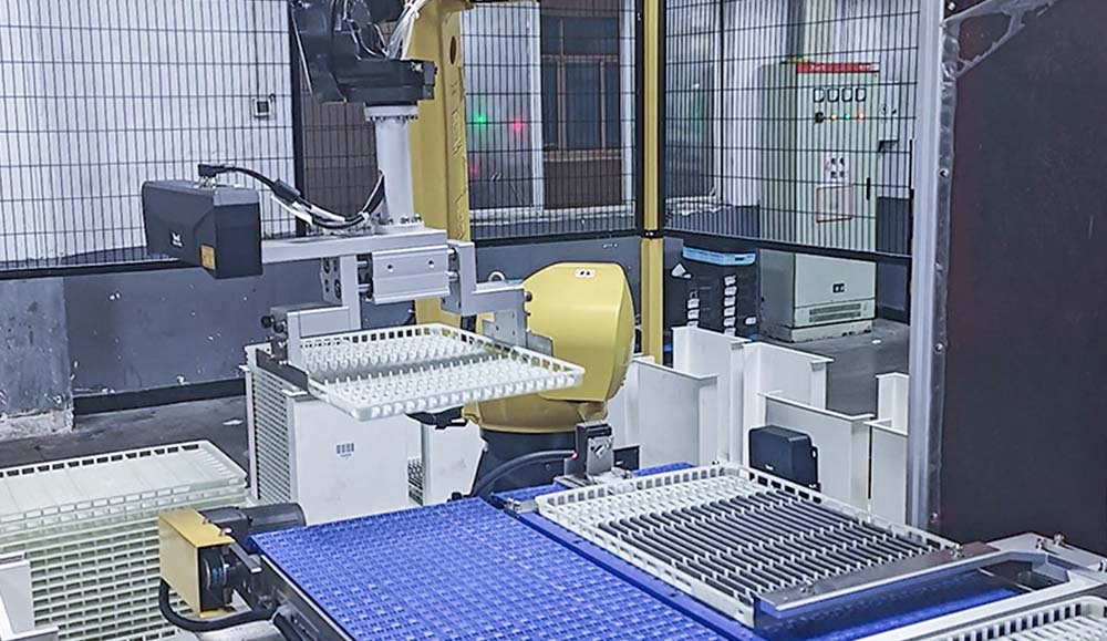 Depalettierung und Entladung semitransparenter Kunststofftrays